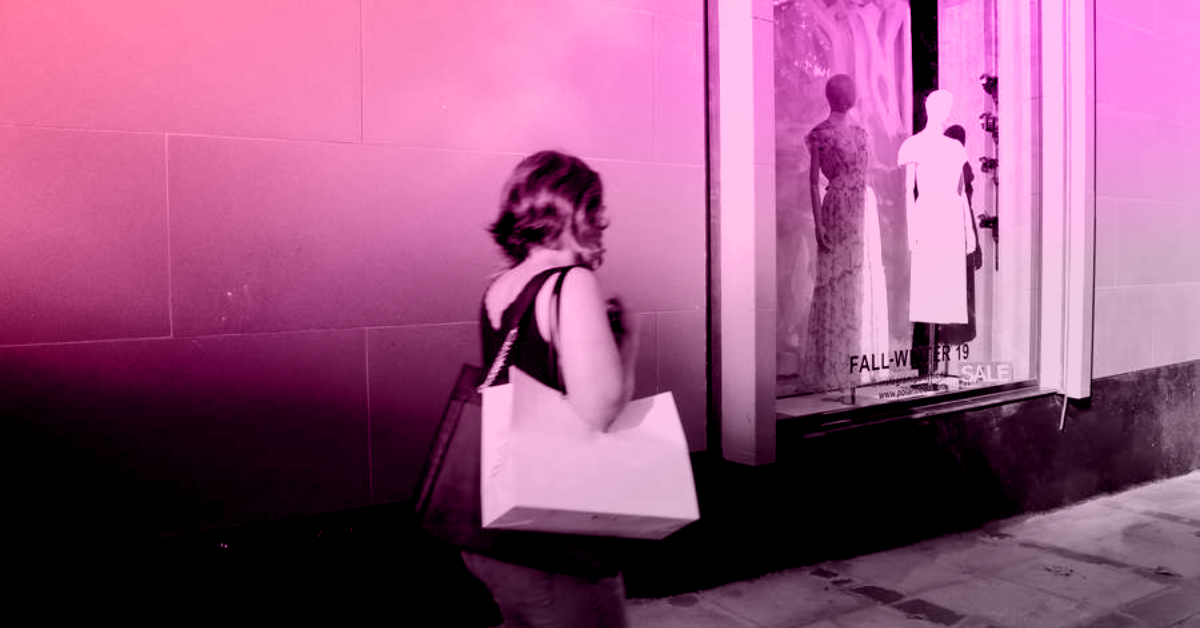 Shopper on a Milan Street in front of a fashion retailer. Photo credit to Sahin Sezer Dincer-